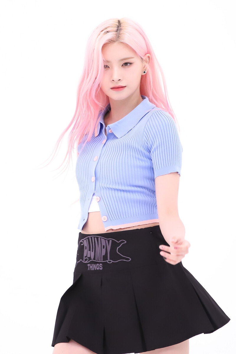 230814 EVERGLOW Yiren - Weekly Idol documents 8