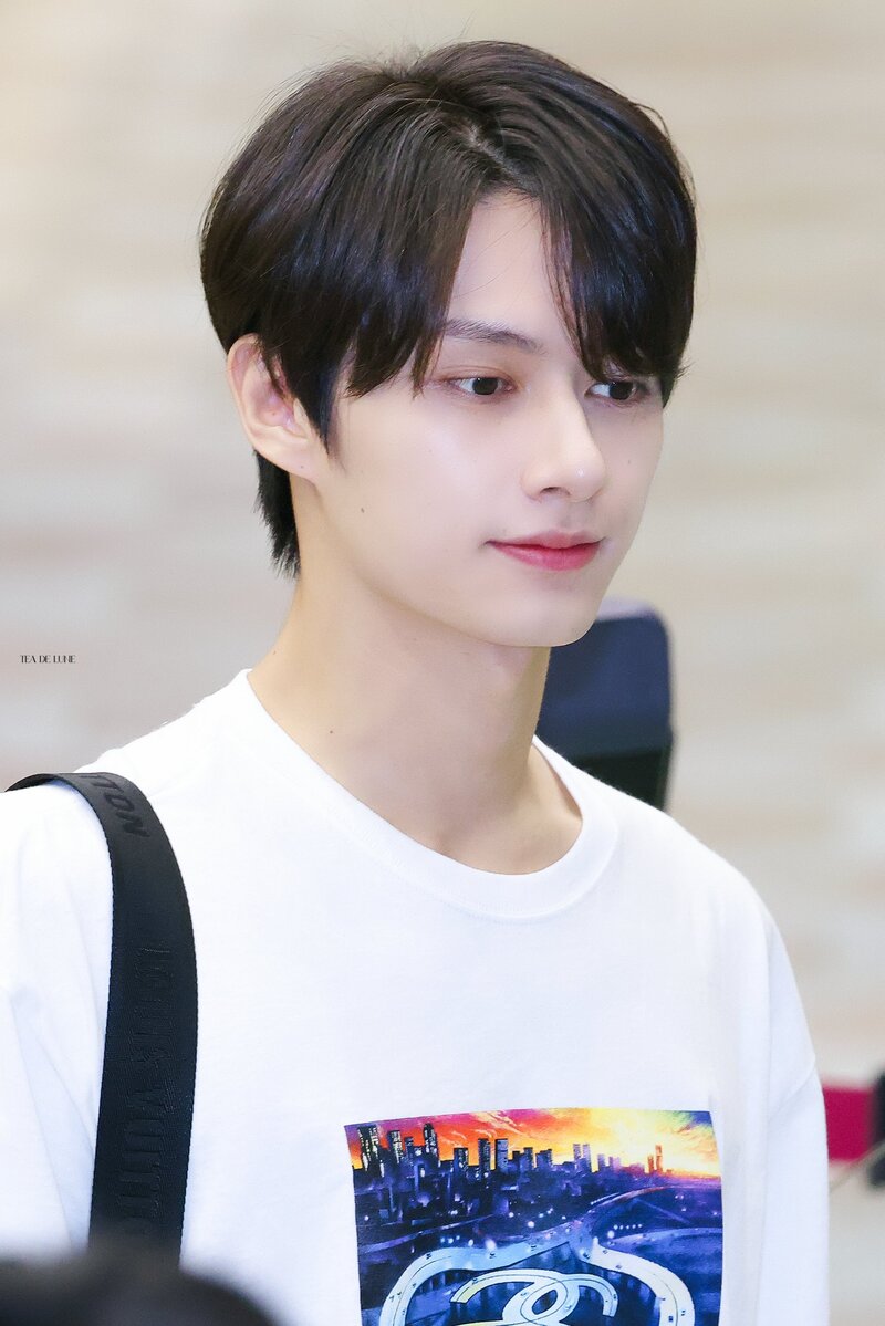 230817 JUN at the Gimpo International Airport documents 1
