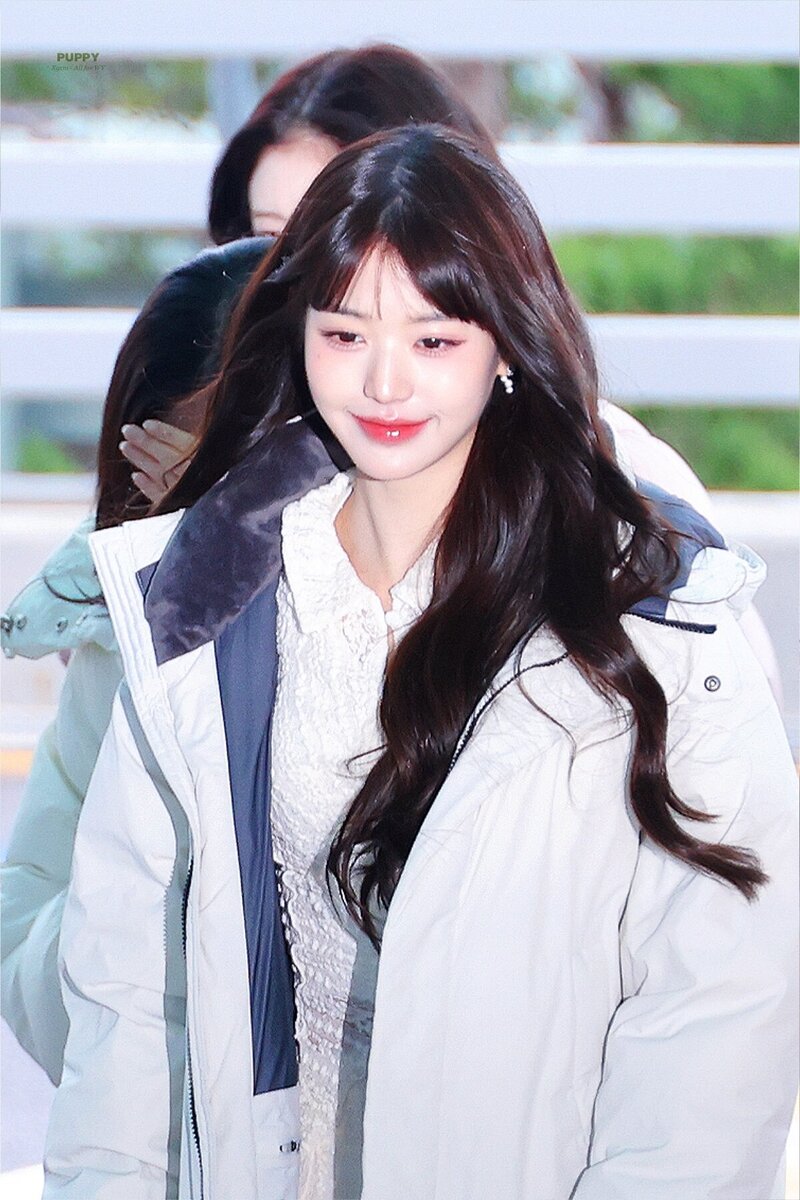 231112 IVE's WONYOUNG at Icheon International Airport (ICN) documents 6