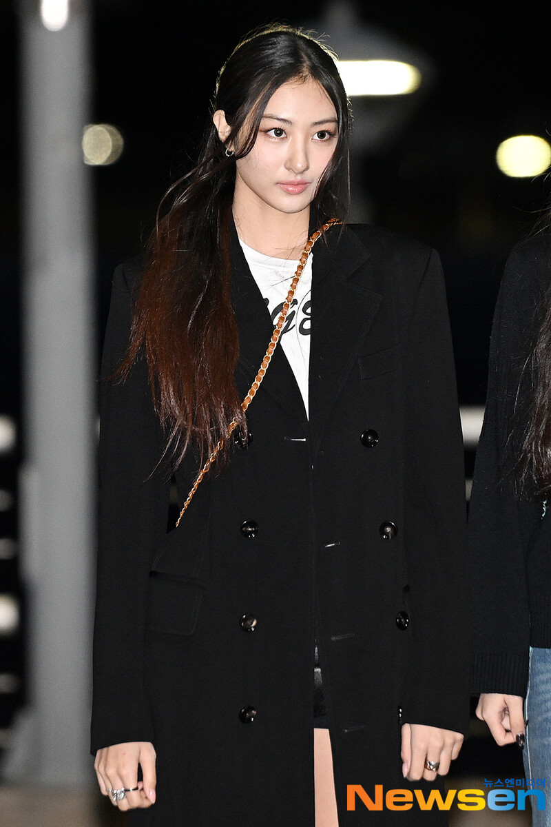 241119 MEOVV Gawon at Incheon International Airport documents 1