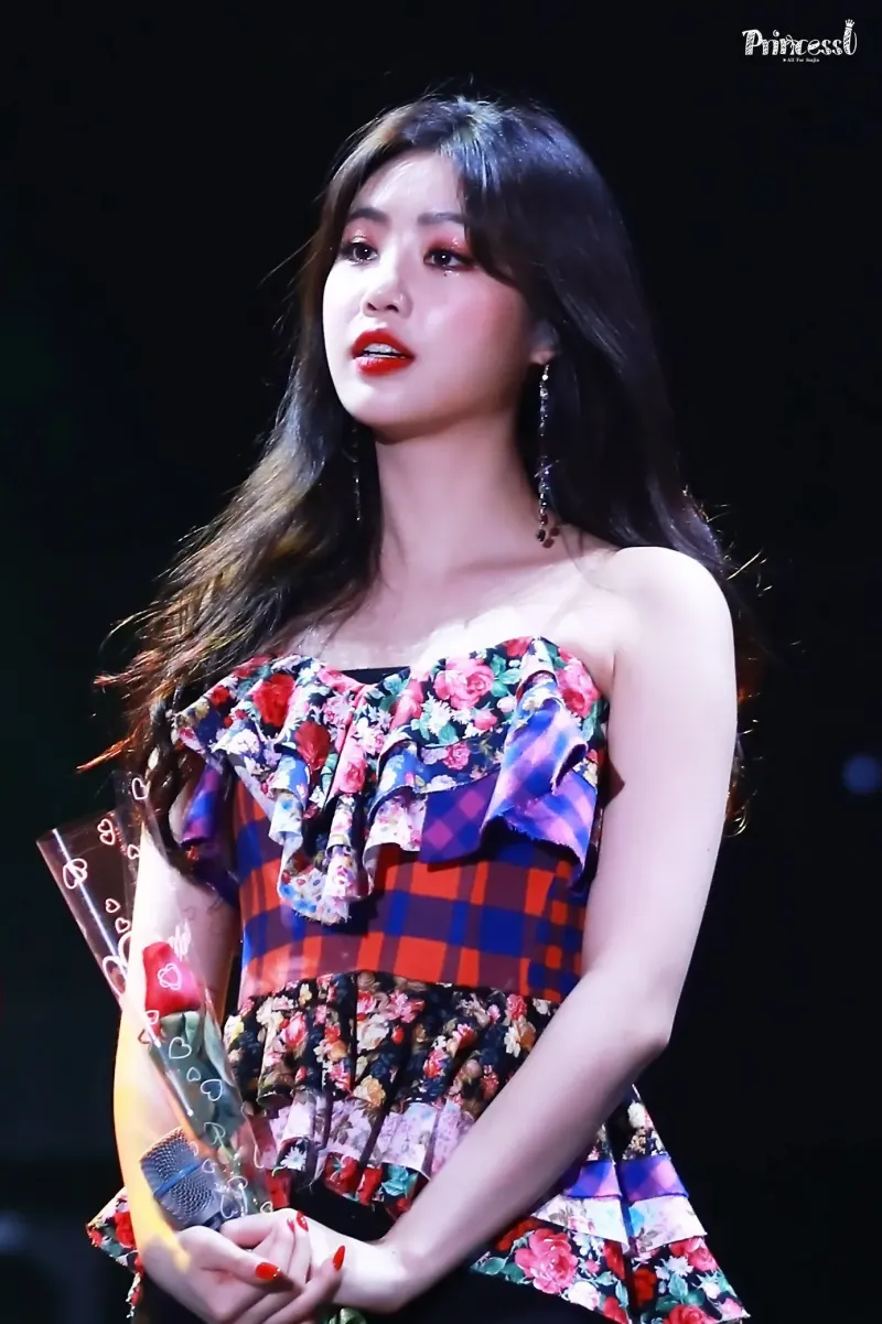 soojin_only-Dgd2TS6W4AERzBE-20180624.jpg