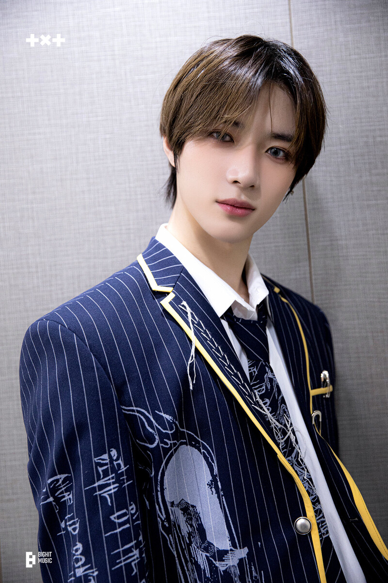 230317 TXT Weverse Update - 'Devil By The Window' Performance Photo Behind documents 17