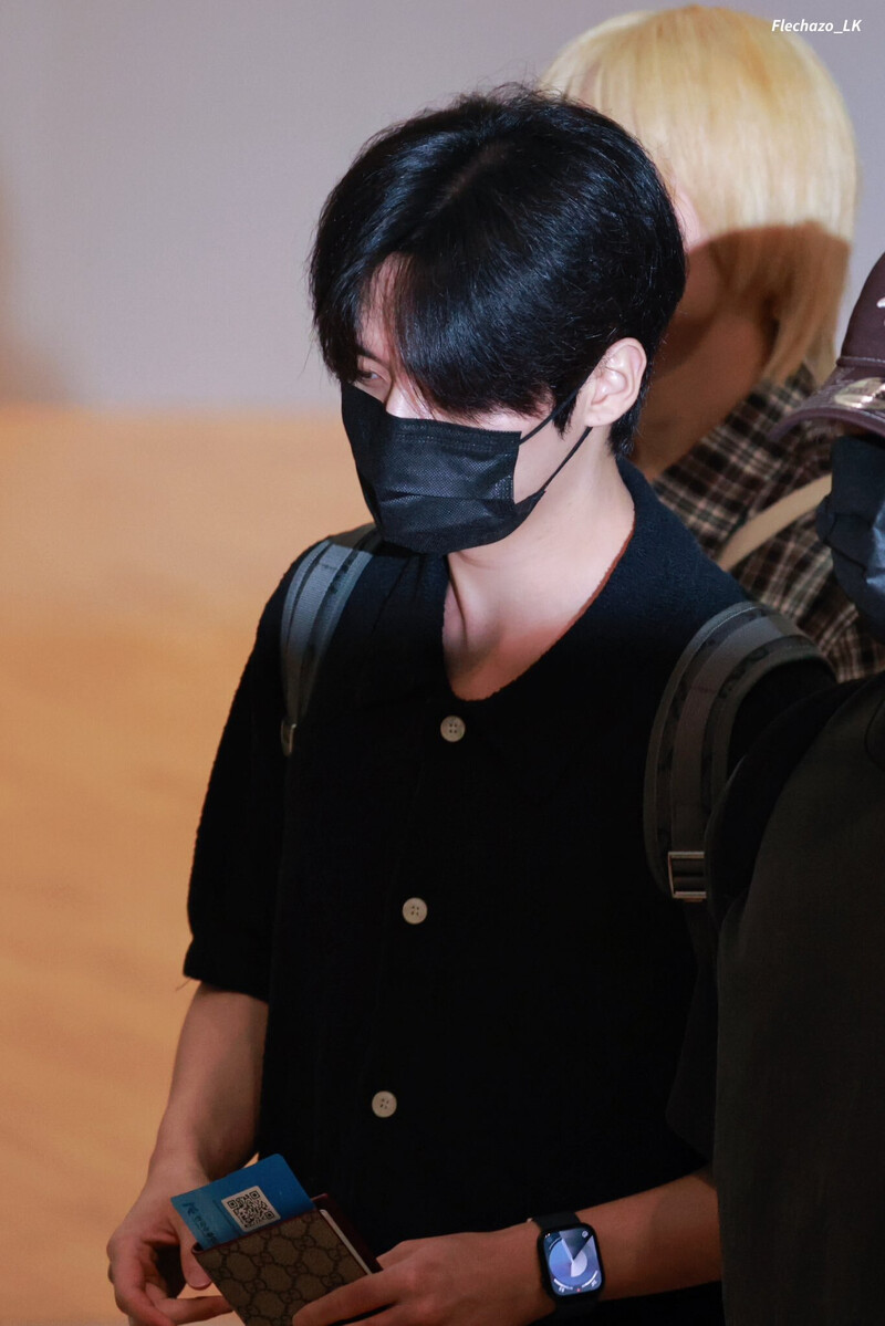 240708 Stray Kids Lee Know at Incheon International Airport documents 5