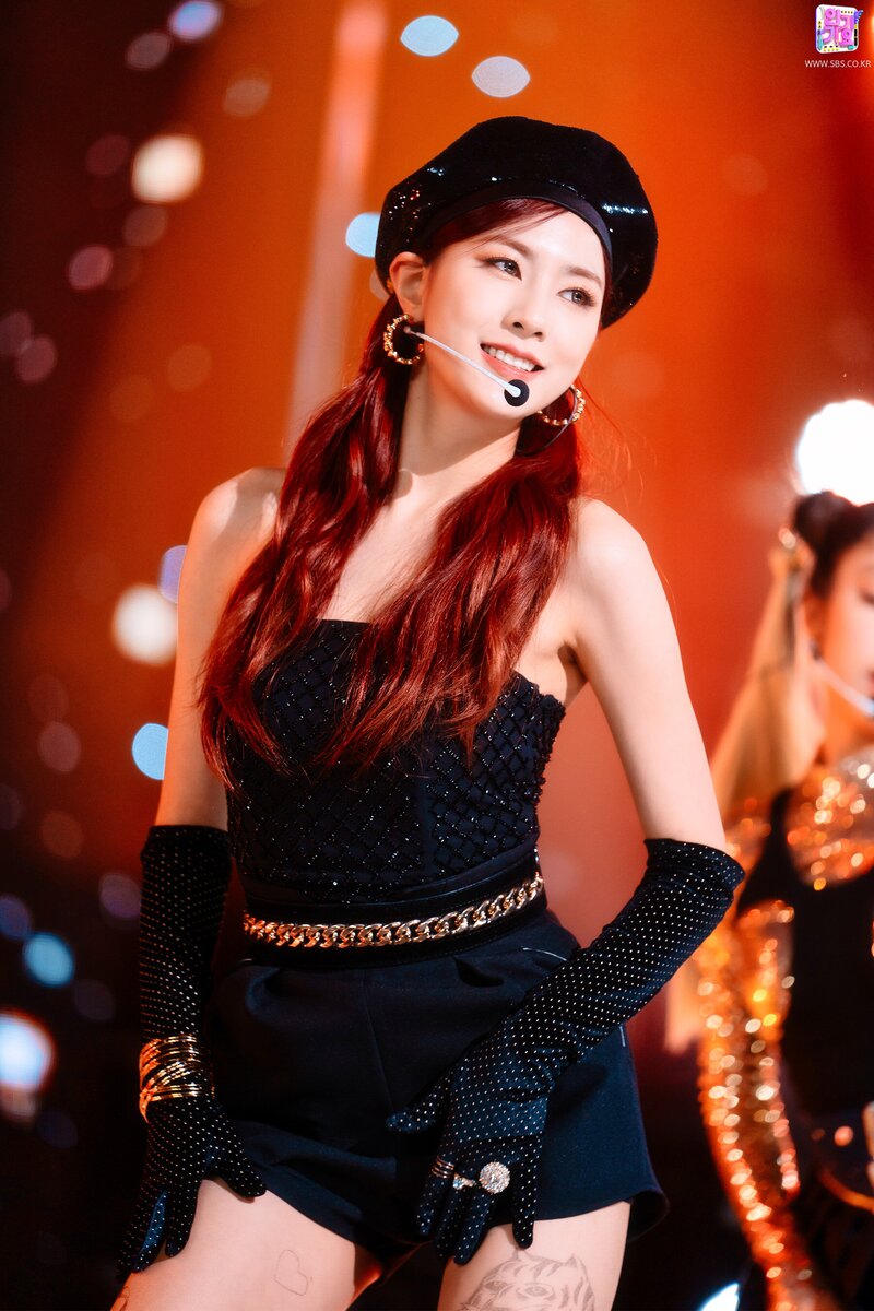 220227 Apink Hayoung - 'Dilemma' at Inkigayo documents 5