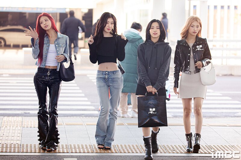 240226 - ITZY at Incheon International Airport documents 1