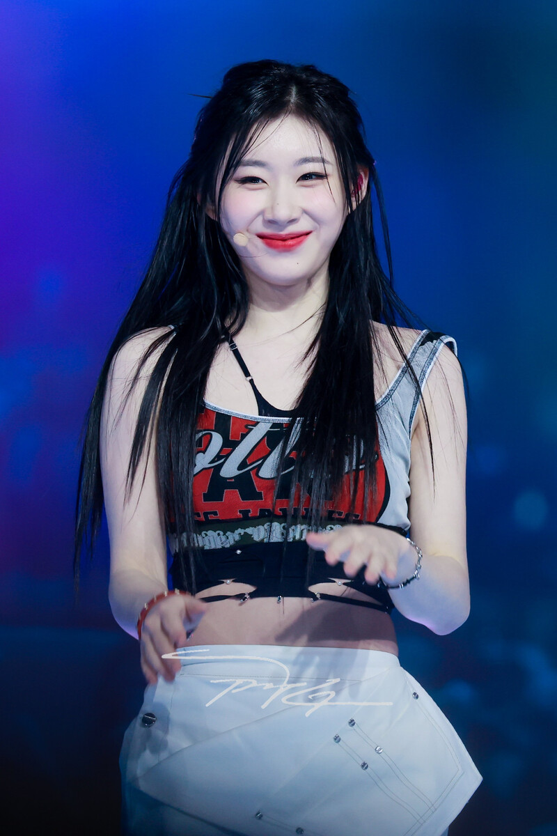 240602 ITZY Chaeryeong at K-Wave Concert Inkigayo documents 4