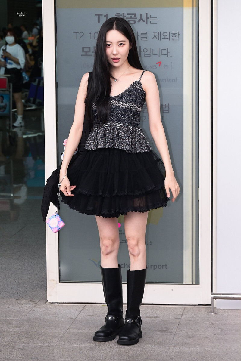 240712 Sunmi at Incheon International Airport documents 11