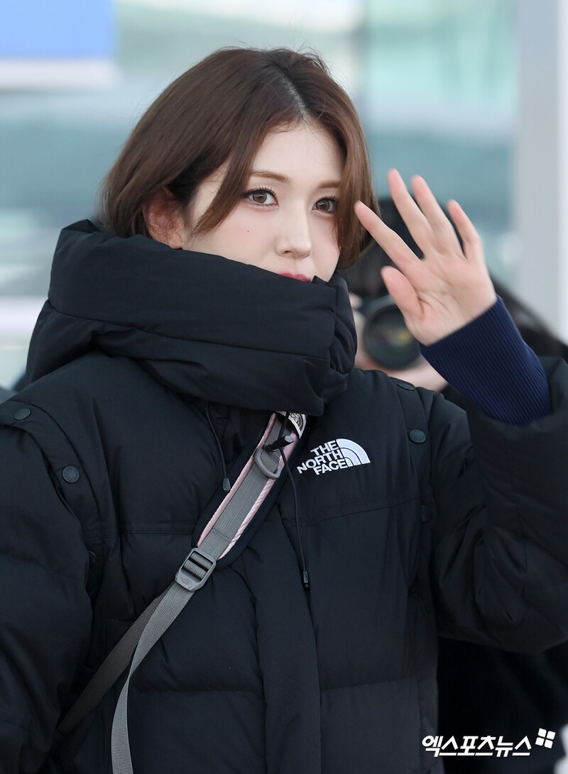 250102 Jeon Somi at Incheon Airport documents 4