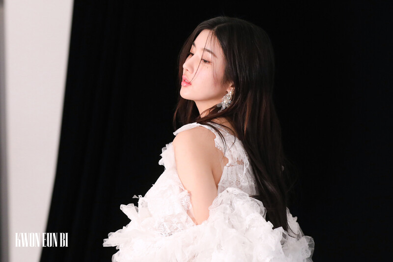 220102 Woollim Naver Post - Kwon Eunbi Maps Magazine Behind documents 12