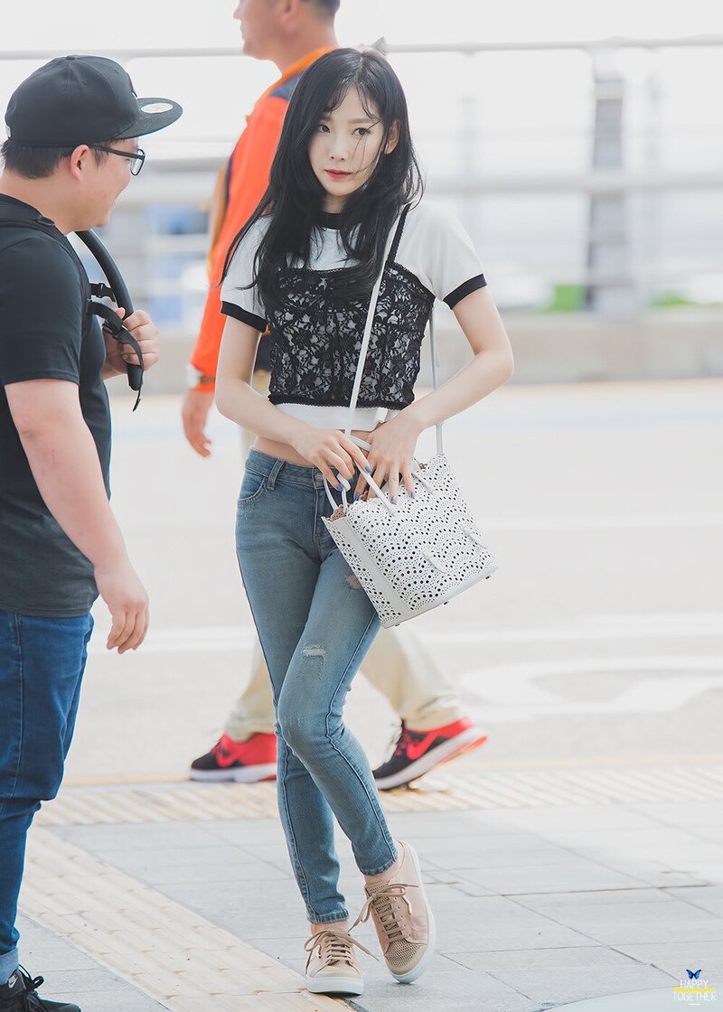 170817 SNSD Taeyeon at Incheon Airport documents 4