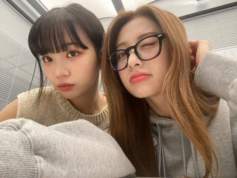 220918 LE SSERAFIM Twitter Update - Chaewon & Yunjin documents 4