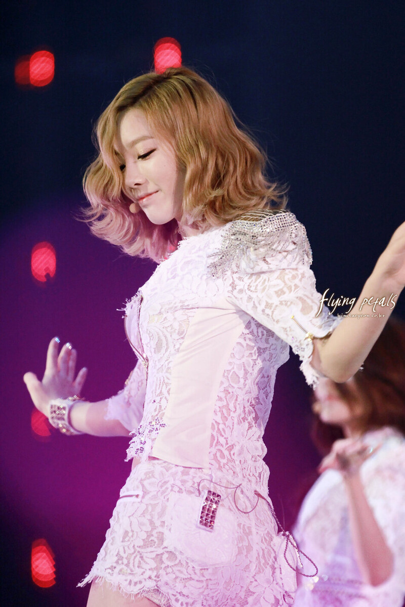 120115 Girls' Generation Taeyeon at 2011 Girls' Generation Tour in Hong Kong documents 23