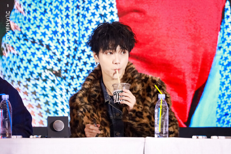 200105 Super Junior Yesung at 'Timeslip' Fansign in Chengdu documents 4