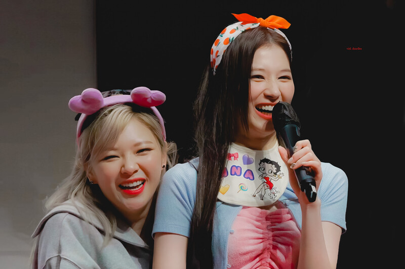 220903 TWICE Jeongyeon & Sana - Fansign documents 2