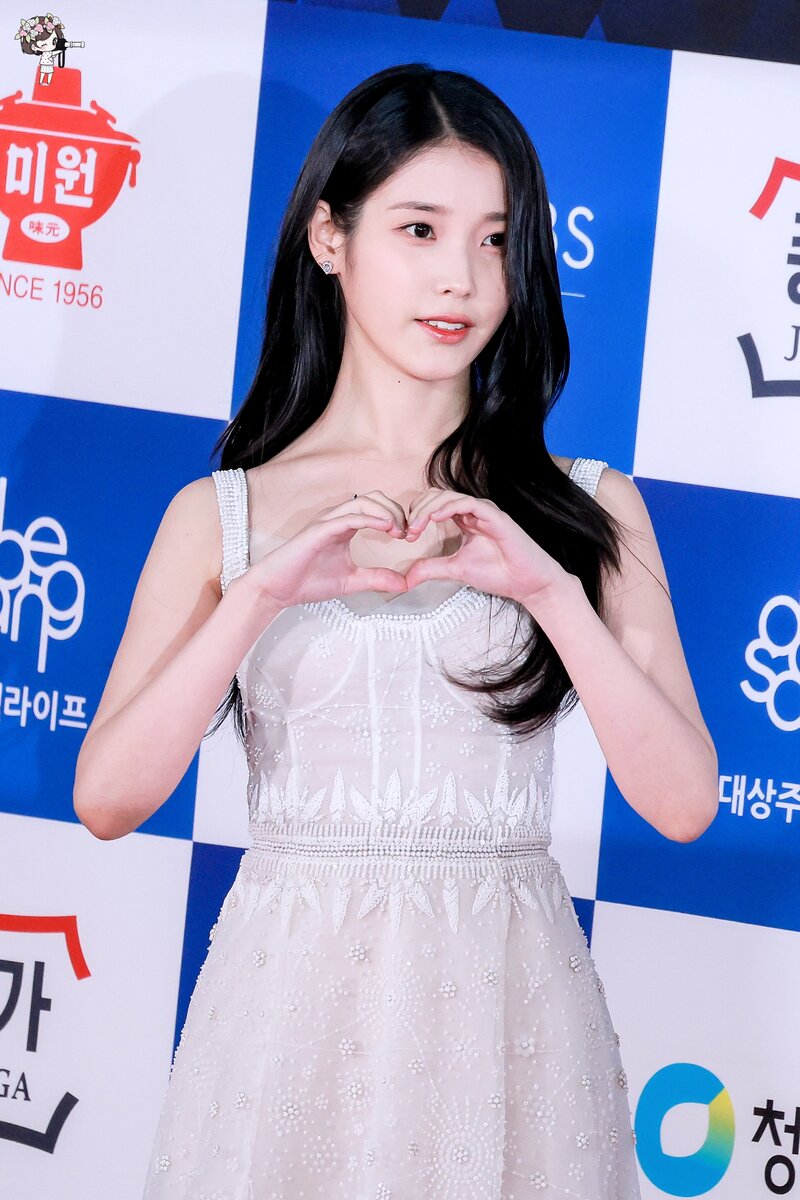 221125 IU at 43rd Blue Dragon Film Awards Red Carpet documents 6