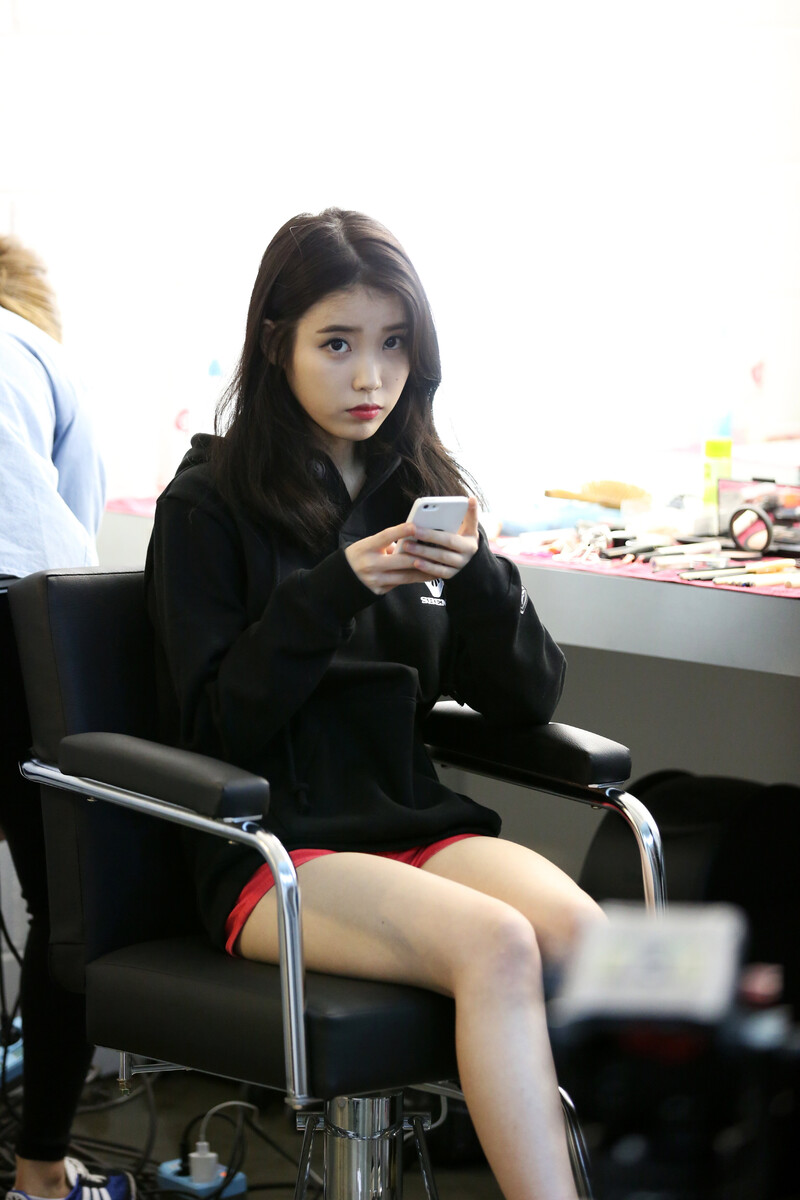 141119 Sbenu Blog - IU Photoshoot Behind documents 1