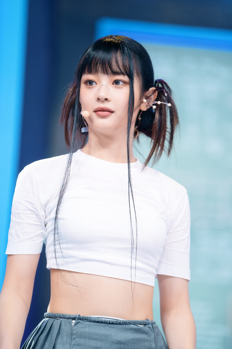 220807 NewJeans Hanni 'Cookie' at Inkigayo documents 15