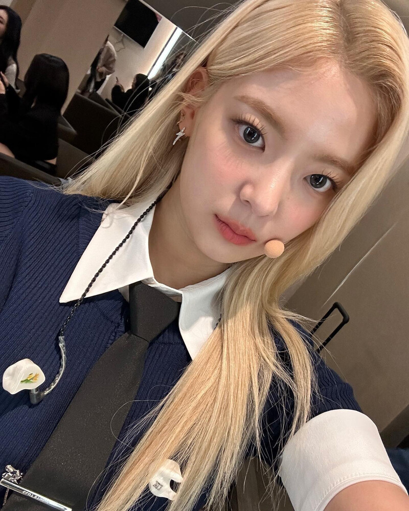 230426 ITZY Instagram Update - Lia documents 8