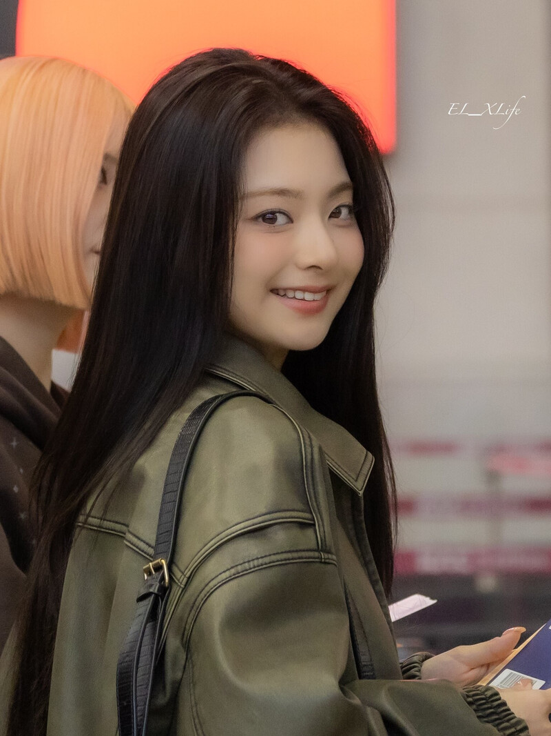 241109 fromis_9 Nagyung at Gimpo International Airport documents 1