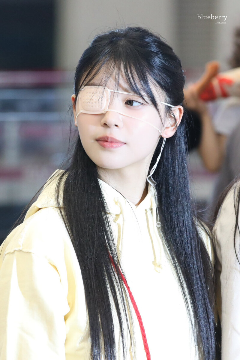 240608 ILLIT Moka at Incheon International Airport documents 1