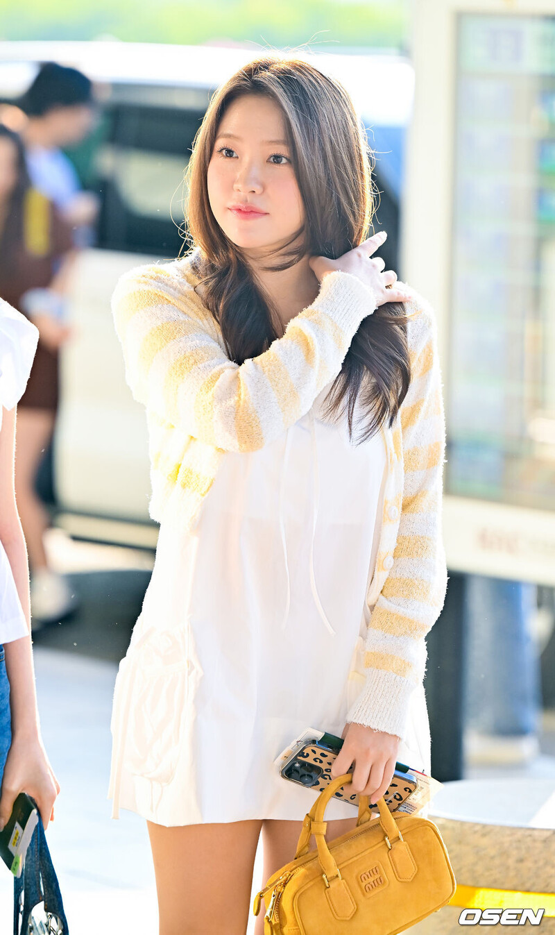 240831 Red Velvet Yeri at Gimpo International Airport documents 5