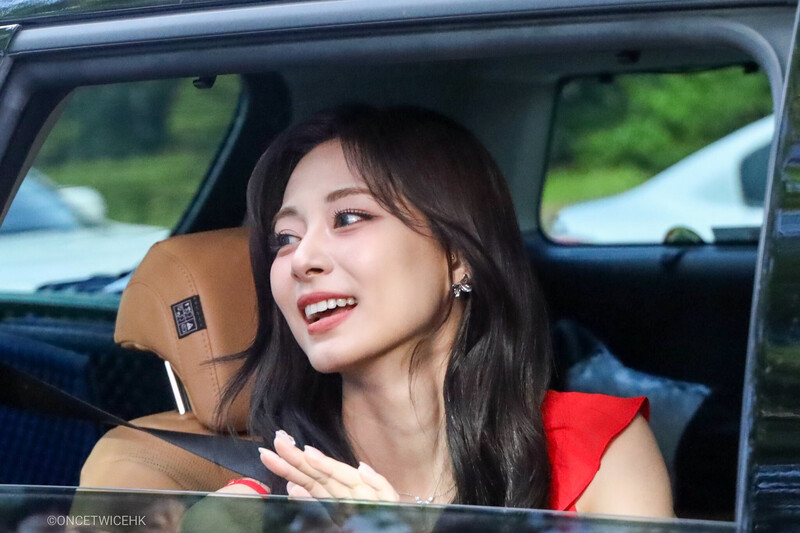 240914 TWICE Tzuyu - 'Run Away' Fansign & Commute documents 6