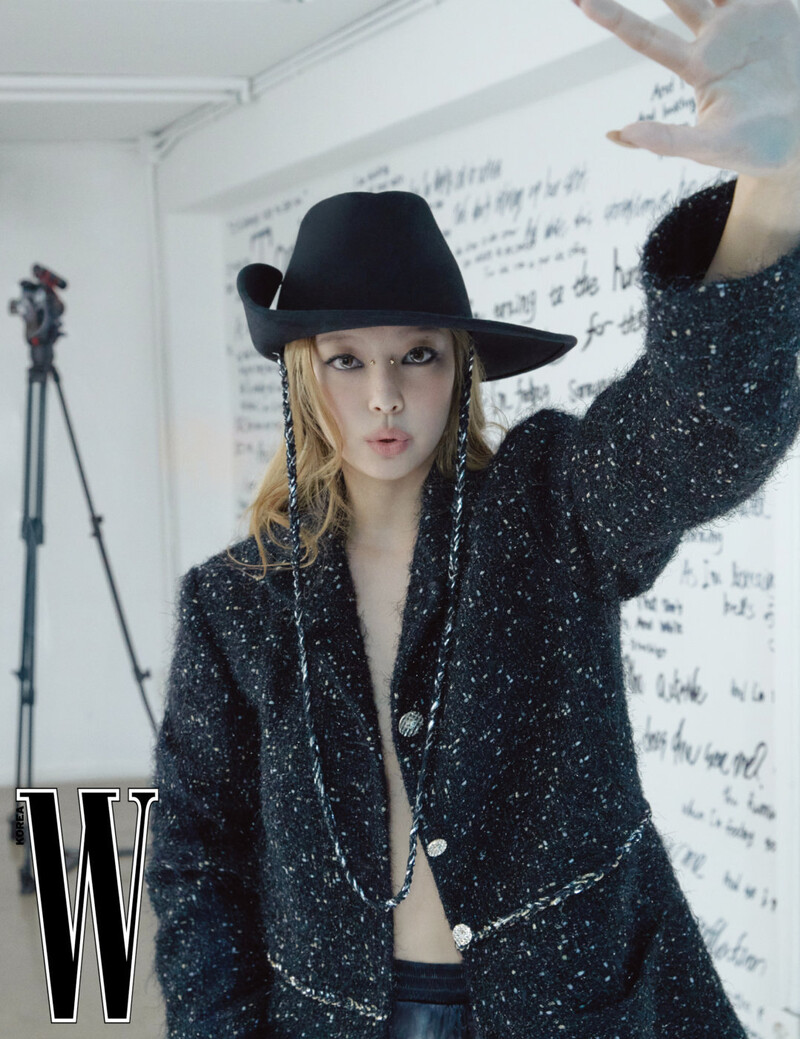 BLACKPINK Jennie for Chanel x W Korea July 2022 Issue documents 9