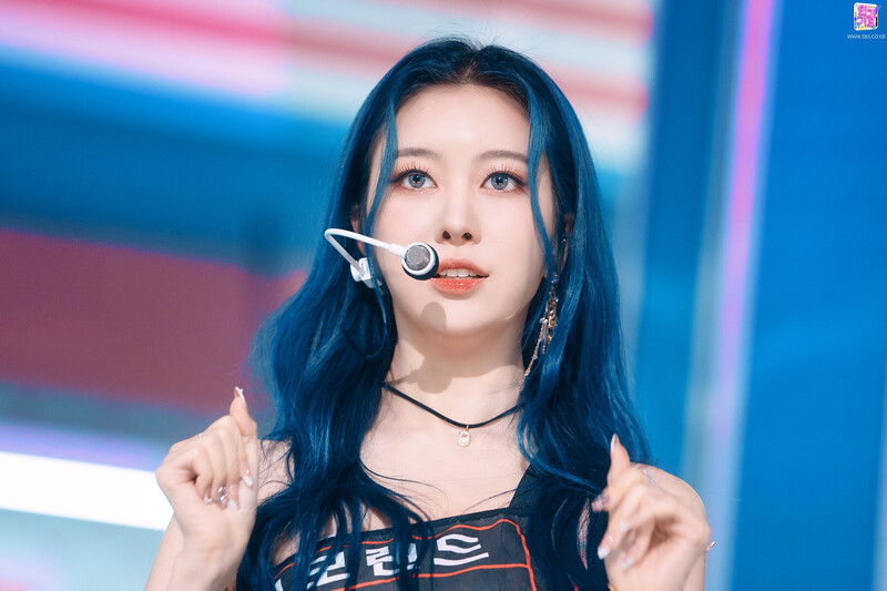 220116 MOMOLAND Jane - 'Yummy Yummy Love' at Inkigayo documents 9