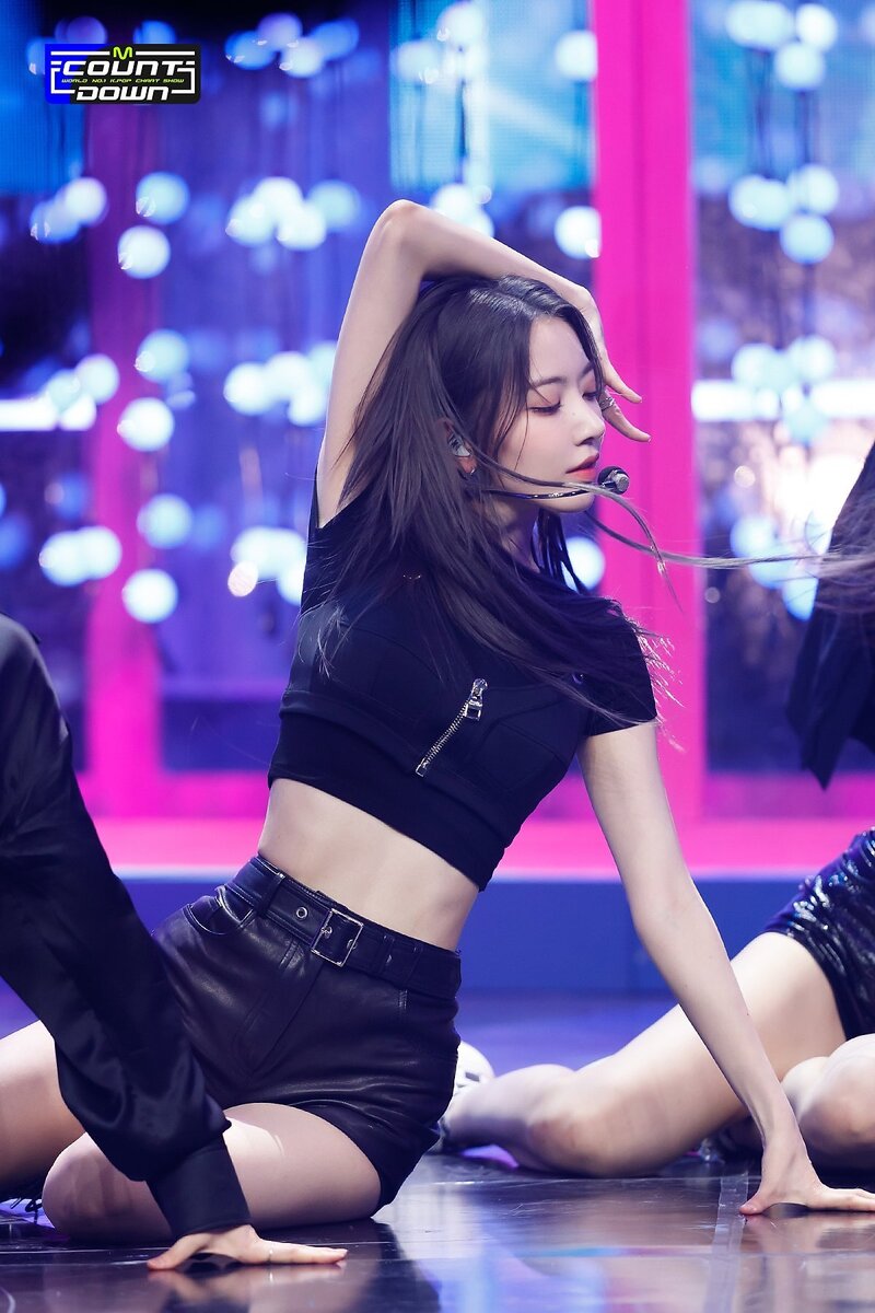 220505 LE SSERAFIM's Sakura - 'Fearless' and 'Bue Flame' at M Countdown documents 7