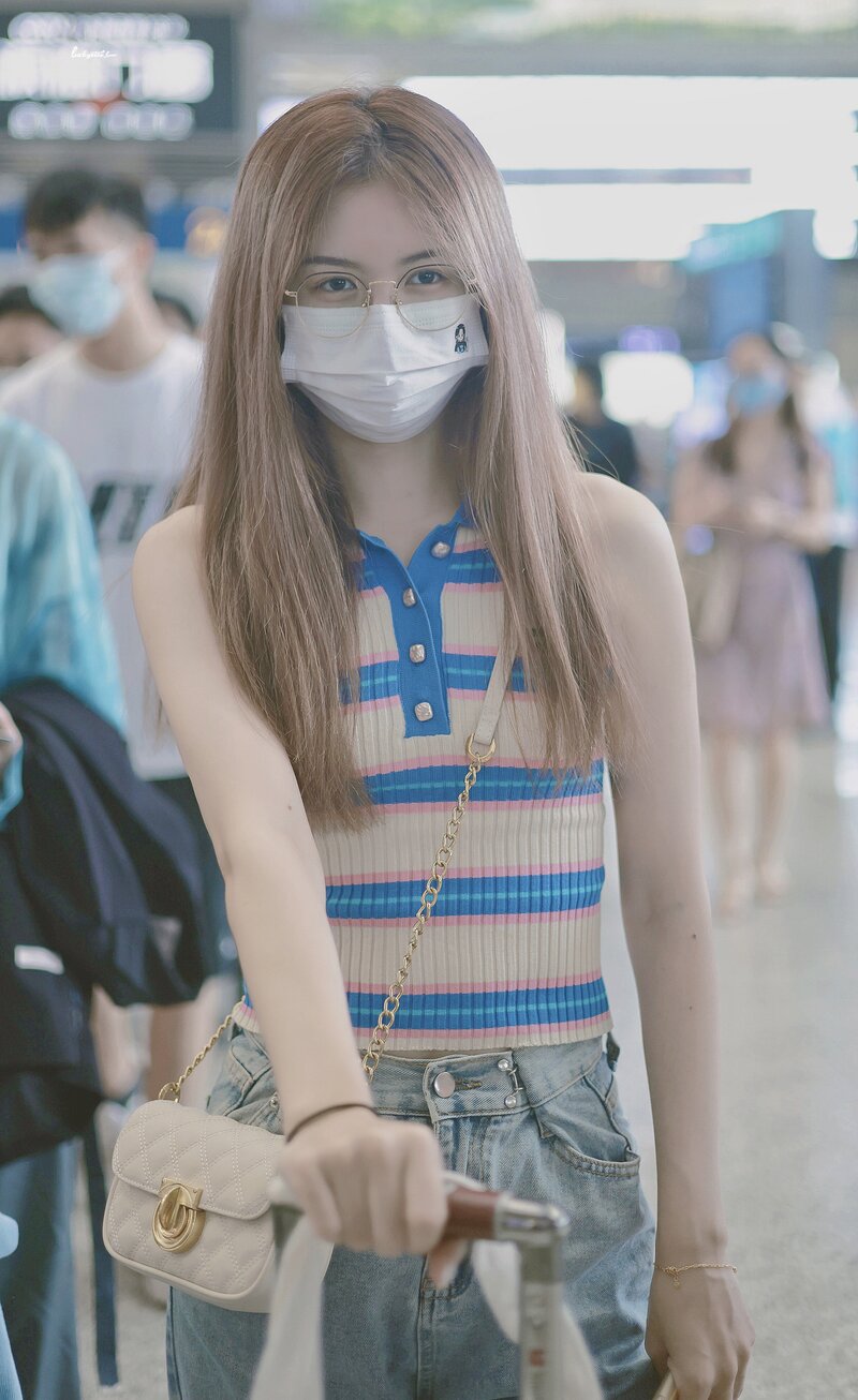 220804 SNH48 Chen Lin at CKG Airport documents 8