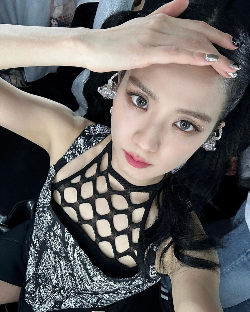 230531 - JISOO Instagram Update documents 2