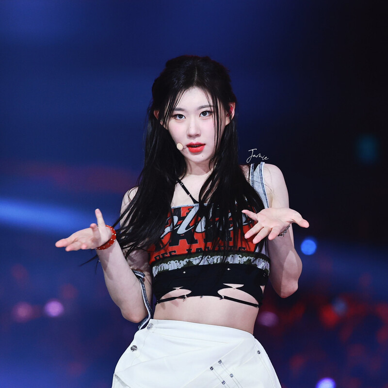 240602 ITZY Chaeryeong at K-Wave Concert Inkigayo documents 16