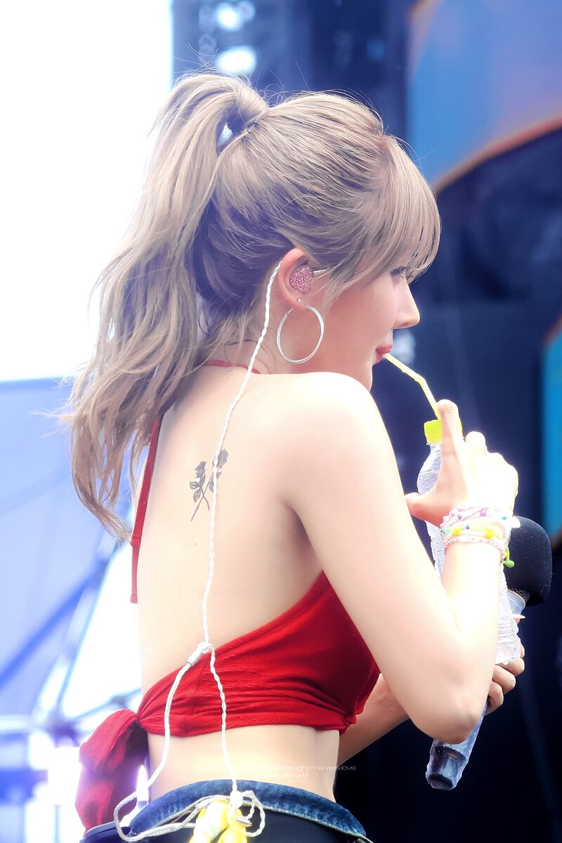 240706 KISS OF LIFE Belle at 2024 Waterbomb Seoul Festival - Day 2 documents 4