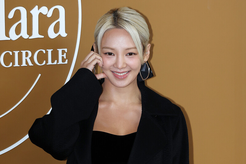 241030 HYOYEON at The MaxMara Jacket Circle Photo Call documents 3