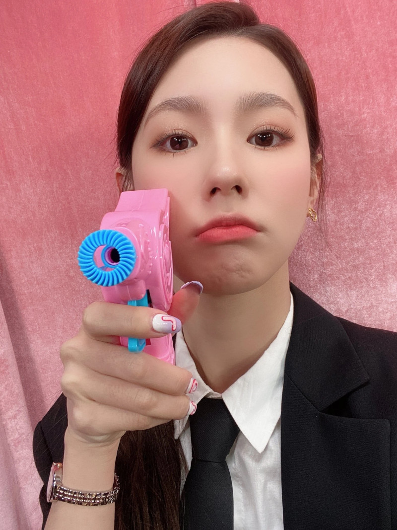 210420 (G)I-DLE Twitter Update - Miyeon documents 3