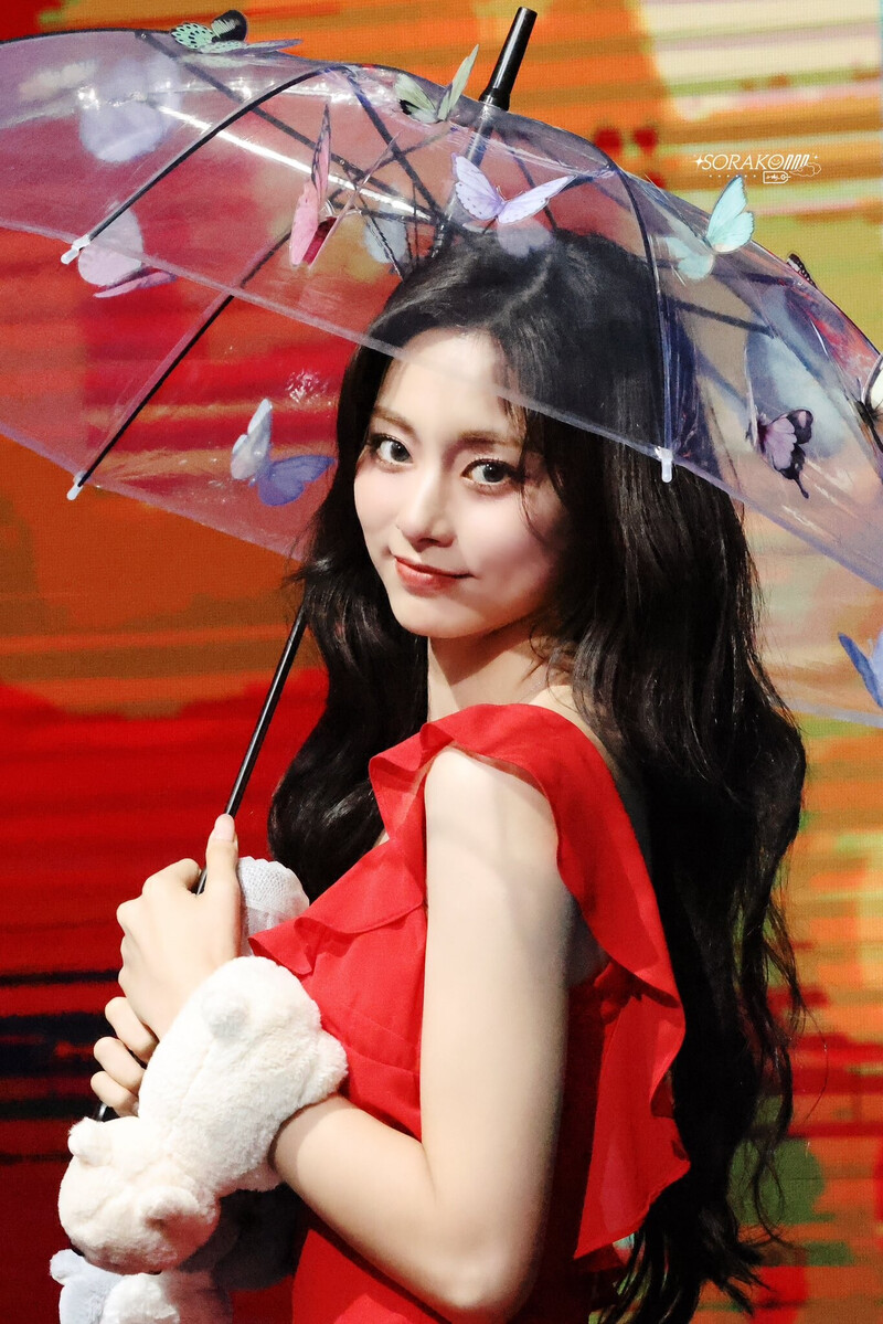 240914 TWICE Tzuyu - 'Run Away' Fansign & Commute documents 23