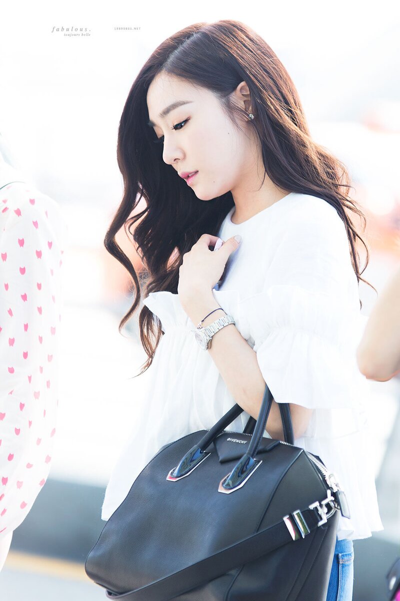 150806 Girls' Generation Tiffany at Incheon Airport documents 6