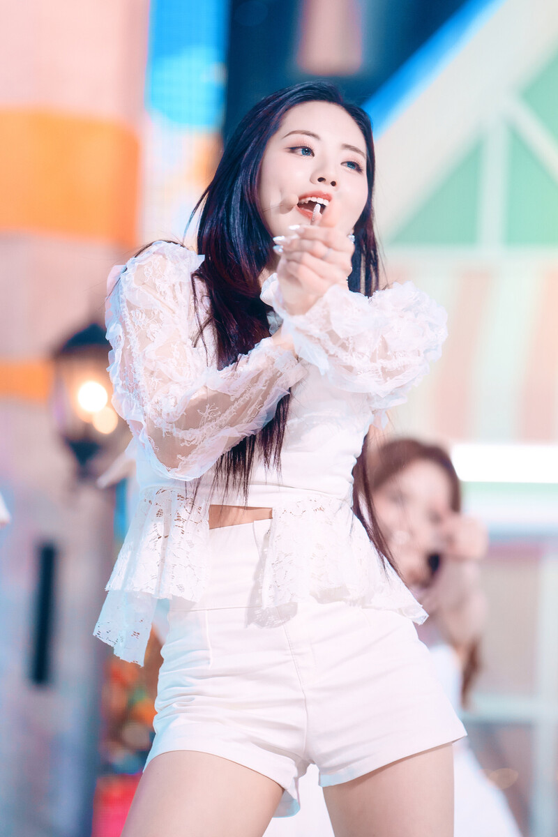 220123 fromis_9 Jiwon - 'DM' at Inkigayo documents 15