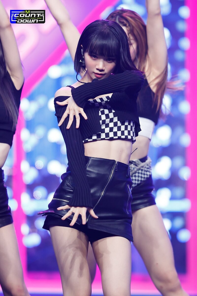 220505 LE SSERAFIM's Chaewon - 'Fearless' and 'Blue Flame' at M Countdown documents 8