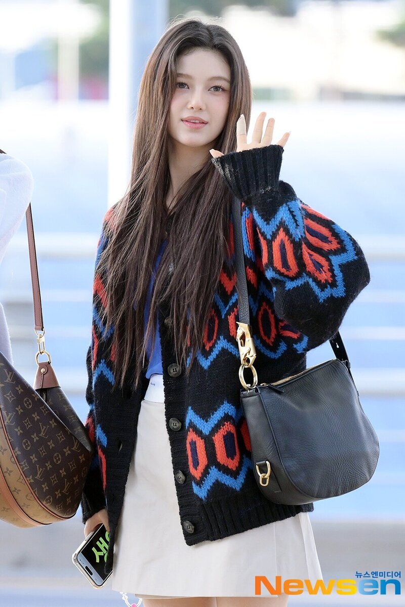 231006 New Jeans Danielle at Incheon International Airport documents 10