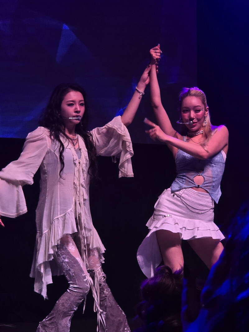 241208 KARD SOMIN and JIWOO during the show in Portugal documents 1