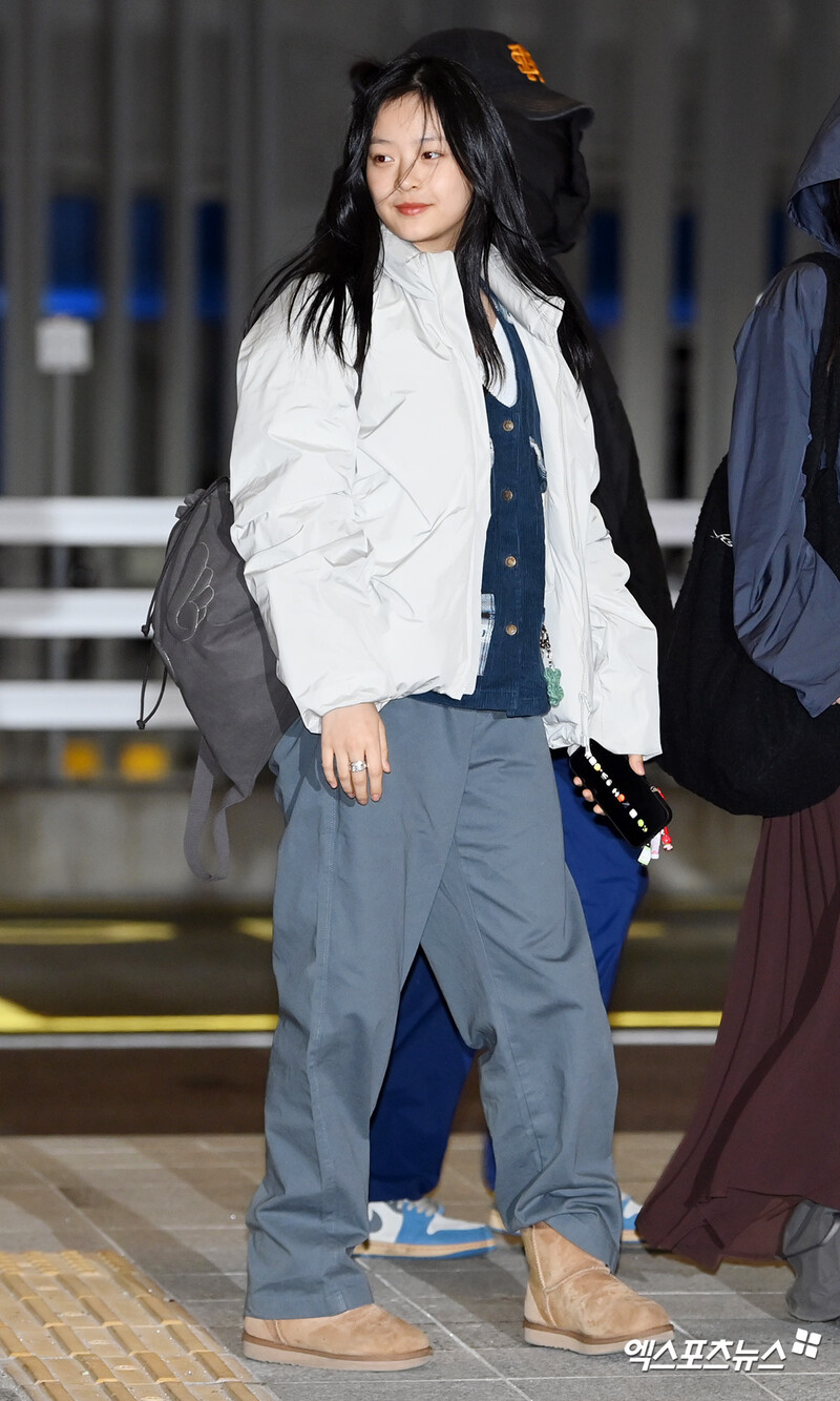 241213 Newjeans Hanni at Incheon international airport documents 3