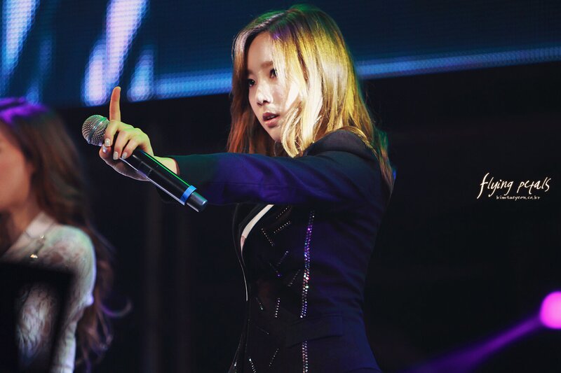 121021 Girls' Generation Taeyeon at GS& Concert documents 3