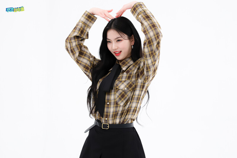 220301 MBC Naver - STAYC at Weekly Idol documents 4