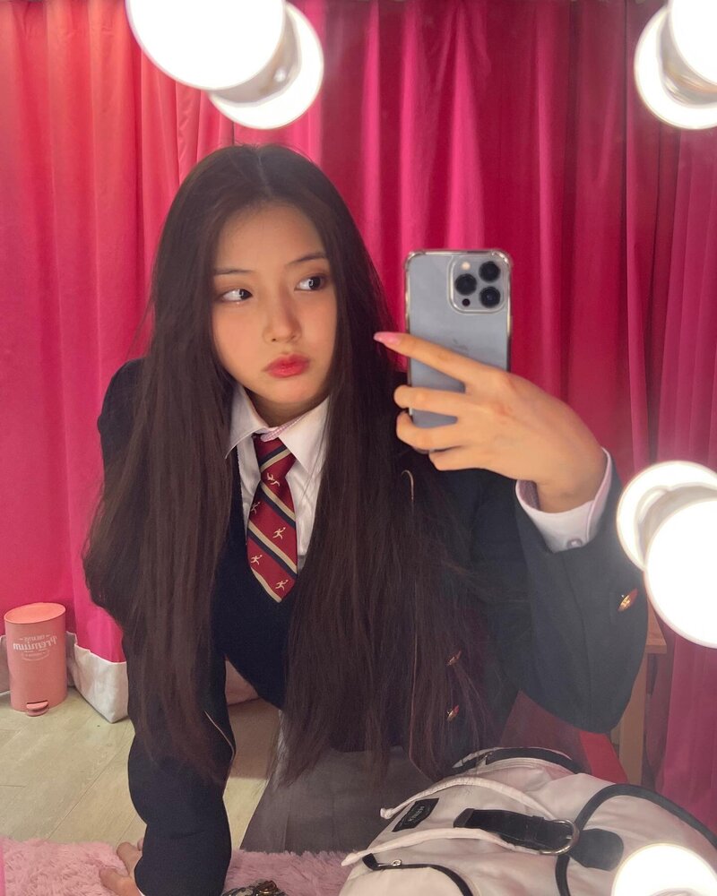 220407 NMIXX Instagram Update - Jiwoo documents 5