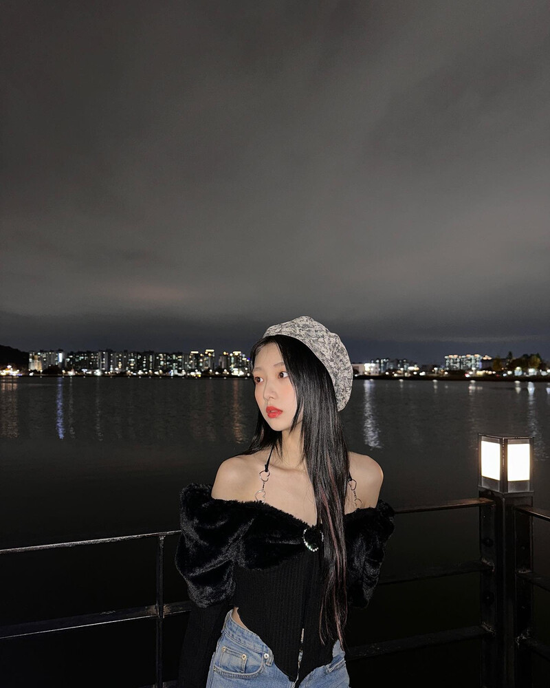 230331 Yeojin Instagram Update documents 2