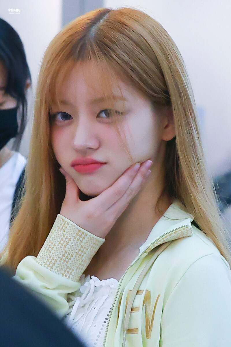 240718 ILLIT Minju at Incheon International Airport documents 6