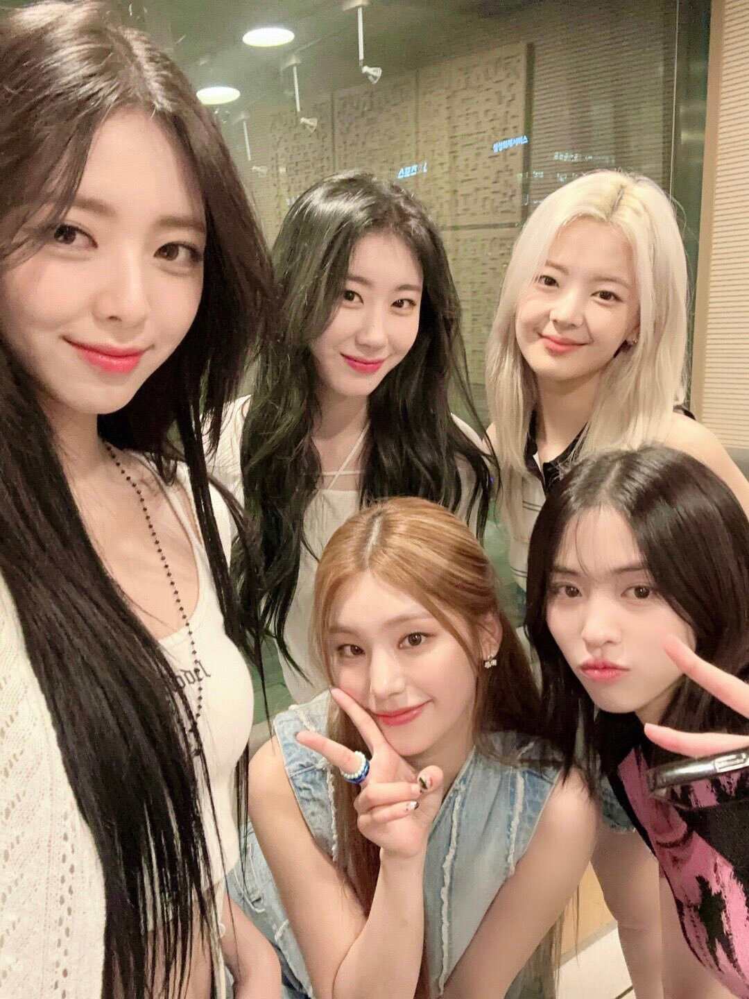 230808 - ITZY Twitter Update | kpopping