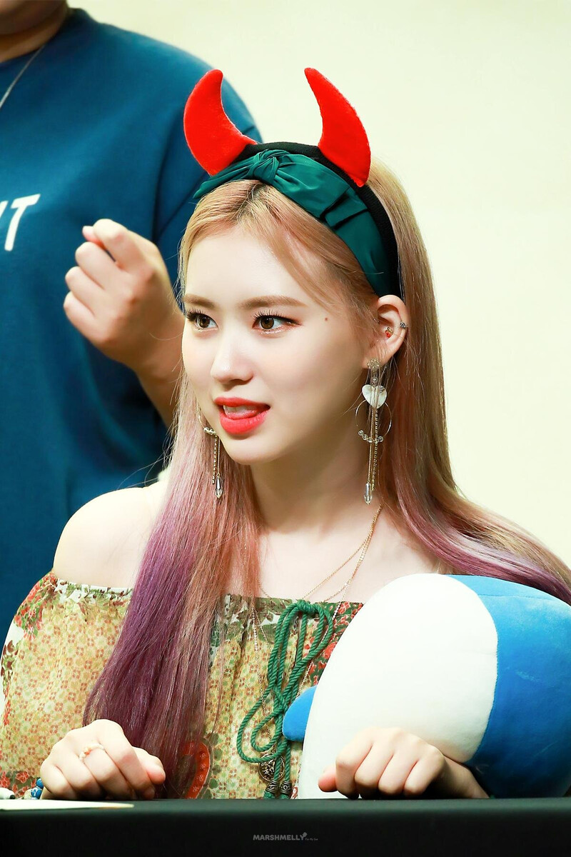 190825 Weki Meki Elly at 'WEEK END LOL' Mapo Fansign documents 1