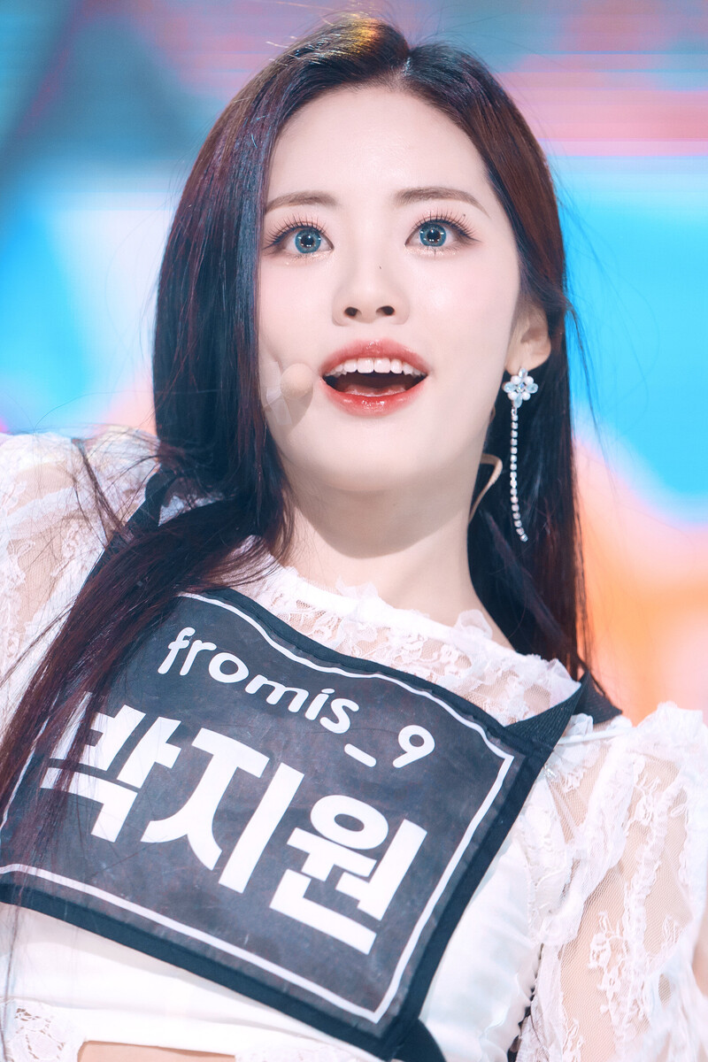 220123 fromis_9 Jiwon - 'DM' at Inkigayo documents 13